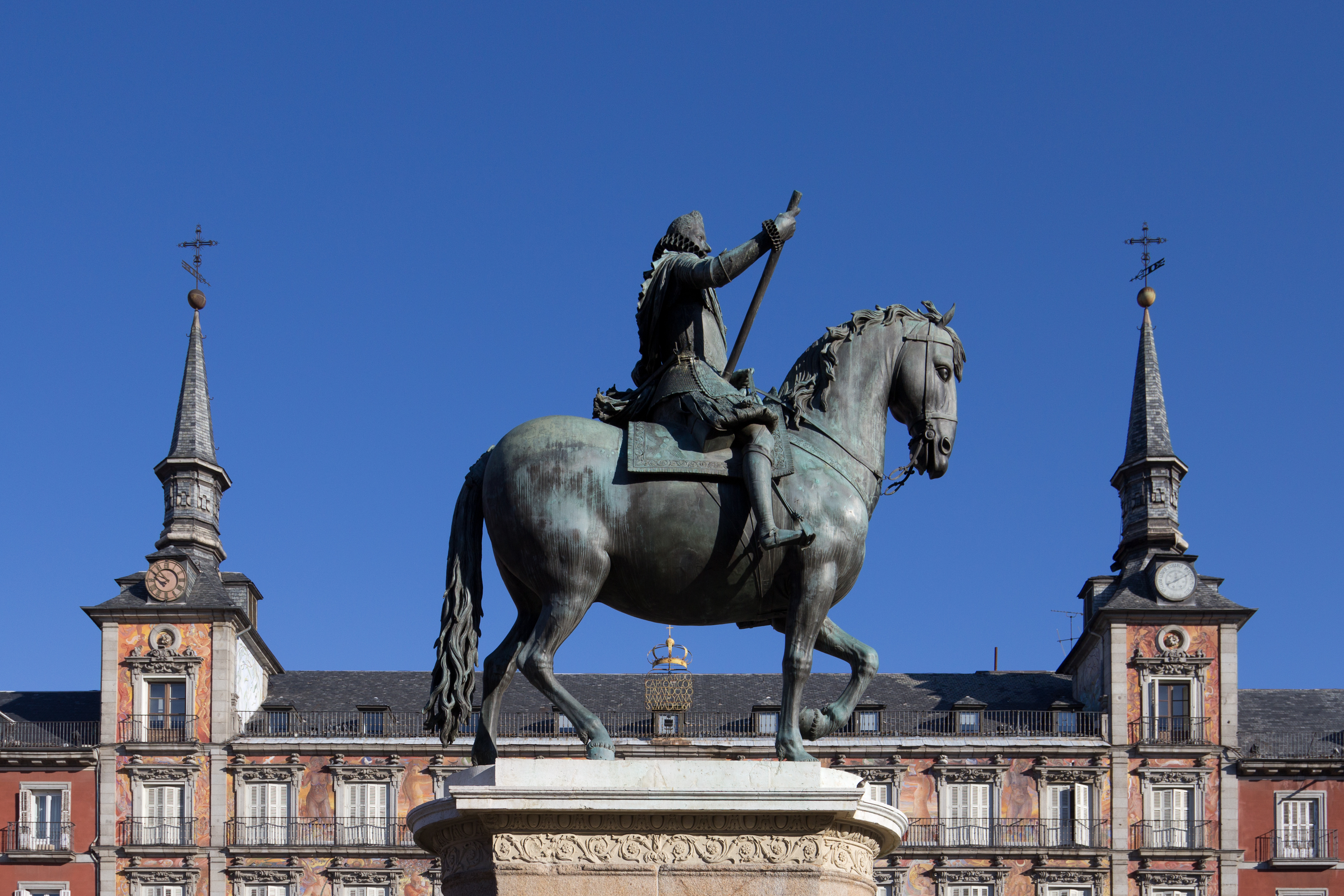 Foto Uma estátua de um homem em um cavalo na frente de uma